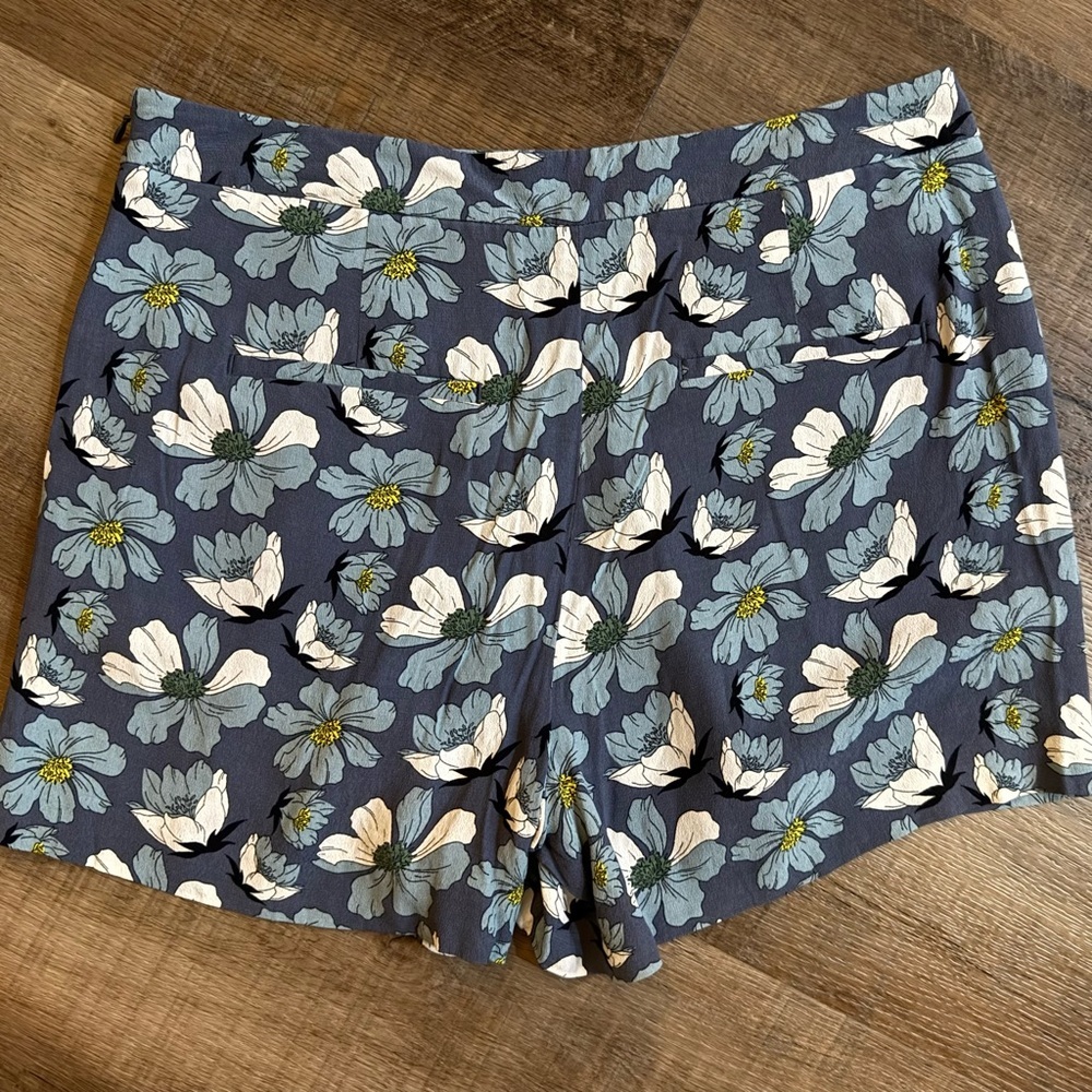 LOFT  Blue Floral Pleated Soft Shorts Size 6 - Picture 4 of 15